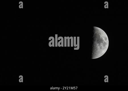Waxing Moon, image orientée paysage avec Lune isolé sur fond noir avec texte ou espace de copie Banque D'Images