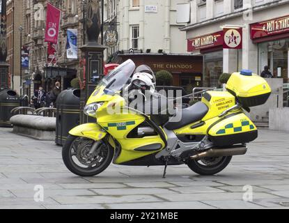 Moto ambulance garée sur le trottoir londonien Banque D'Images