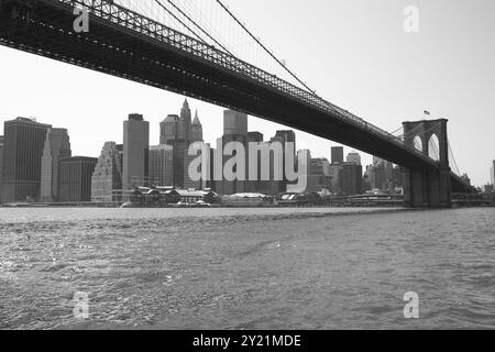 New York City Brooklyn Bridge. Panorama de New York City Skyline. noir et blanc Banque D'Images