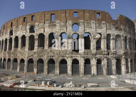 Colisée à Rome la nuit, vue sur la rue Banque D'Images