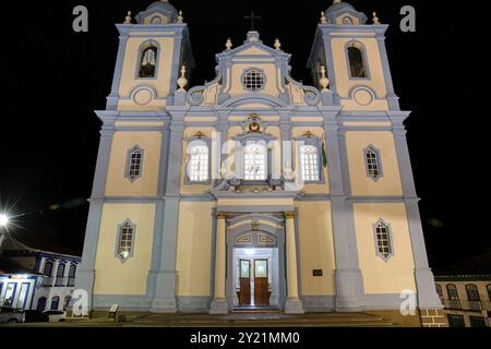 Vue de face de la cathédrale Metropolitan de Diamantina (cathédrale métropolitaine) illuminée la nuit, Minas Gerais, Brésil, Amérique du Sud Banque D'Images