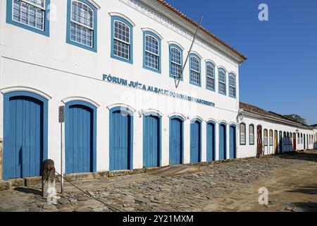 Vue sur un ensemble de maison coloniale le long d'une rue pavée par une journée ensoleillée dans la ville historique de Paraty, Brésil, patrimoine mondial de l'UNESCO, Amérique du Sud Banque D'Images