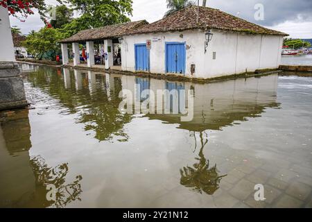 Rue typique avec des bâtiments coloniaux sous l'eau à marée haute dans la ville historique de Paraty, Brésil, patrimoine mondial de l'UNESCO, Amérique du Sud Banque D'Images