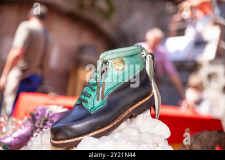 Image gros plan de botte de randonnée vintage sur le marché extérieur, fond coloré, chaussure placée sur le matériel d'affichage, concept de chaussures Banque D'Images