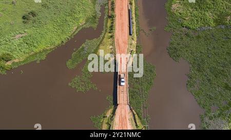 Vue aérienne rapprochée d'une camionnette traversant un pont sur une lagune, Transpantaneira, marais du Nord du Pantanal, Mato Grosso, Brésil, Amérique du Sud Banque D'Images