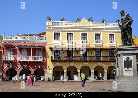 Bâtiments coloniaux colorés et monument Pedro Heredia à Plaza de los Choches, Carthagène, Colombie, Amérique du Sud Banque D'Images