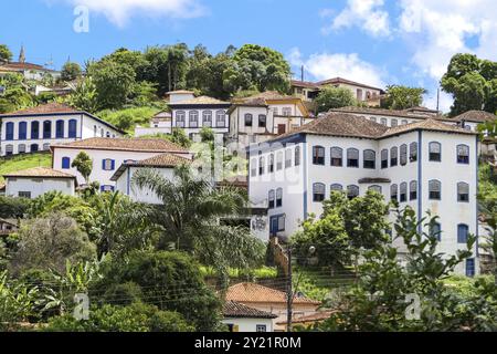 Les constructeurs blancs coloniaux de la ville historique Serro par une journée ensoleillée, Minas Gerais Brésil Banque D'Images