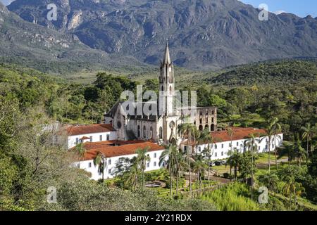 Vue aérienne rapprochée du Sanctuaire Caraca avec des montagnes et le ciel bleu en arrière-plan, Minas Gerais, Brésil, Amérique du Sud Banque D'Images