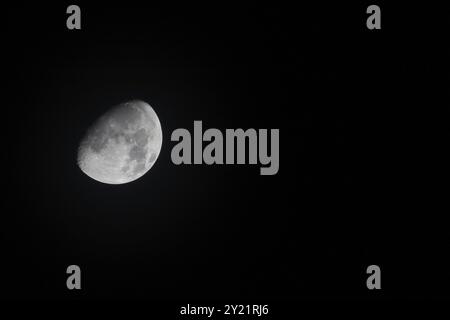 Lune gibbbous cirée le 30 octobre 2017, au-dessus du Sussex en Angleterre. Orientation paysage avec espace de copie ou de texte Banque D'Images