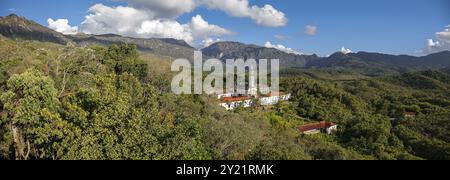 Panorama de vue aérienne du Sanctuaire Caraca avec ombres, montagnes, ciel bleu en arrière-plan, Minas Gerais, Brésil, Amérique du Sud Banque D'Images