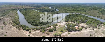 Vue panoramique sur le paysage typique du Pantanal, rivière tropicale sinueuse à travers la forêt tropicale et les zones déboisées, les zones humides du Pantanal, Mato Grosso Banque D'Images