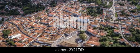 Vue aérienne panoramique du centre historique au soleil de Diamantina, Minas Gerais, Brésil, Amérique du Sud Banque D'Images