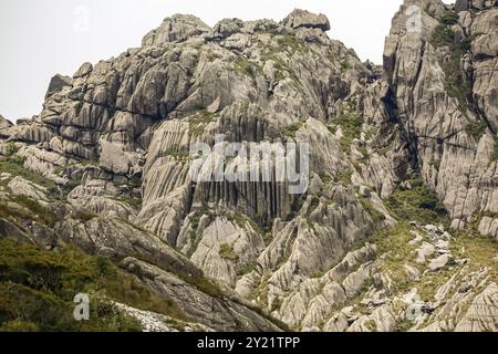 Montagnes pittoresques en granit sauvage de la Serra da Mantiqueira (chaîne de montagnes de Mantiqueira) avec des parties herbeuses sur fond lumineux, haute Itatiaia, Banque D'Images