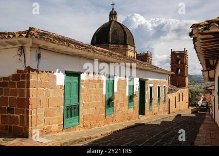 Vue rapprochée sur une rue avec des maisons traditionnelles typiques et la cathédrale dans la ville historique de Barichara par une journée ensoleillée, Colombie, Amérique du Sud Banque D'Images