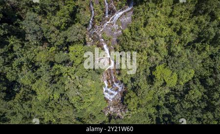 Vue aérienne rapprochée d'une cascade dans la Serra de mantiqueira (montagnes de Mantiquiera), Itatiaia, Rio de Janeiro, Brésil, Amérique du Sud Banque D'Images