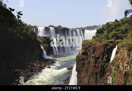 Chutes d'eau d'Iguassu par une journée ensoleillée tôt le matin. Les plus grandes cascades sur terre Banque D'Images