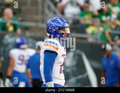 Autzen Stadium, Eugene, OREGON, États-Unis. 7 septembre 2024. Colt Fulton (15 ans), quarterback des Boise State Broncos, lors des échauffements précédant le match de football de la NCAA entre les Boise State Broncos et les Ducks de l'université d'Oregon au stade Autzen, Eugene, OREGON. Larry C. Lawson/CSM/Alamy Live News Banque D'Images