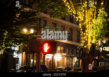 Restaurants au crépuscule le long de Harvey Milk Street dans le centre-ville DE Portland OR, États-Unis. Banque D'Images