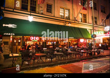 Restaurants au crépuscule le long de Harvey Milk Street dans le centre-ville DE Portland OR, États-Unis. Banque D'Images