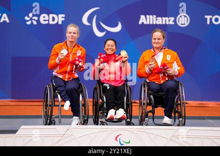 (G-d) Diede de Groot (NED), Yui Kamiji (JPN), Aniek Van Koot (NED), 6 SEPTEMBRE 2024-Tennis en fauteuil roulant : cérémonie de remise de la médaille en simple féminin au stade Roland-Garros lors des Jeux paralympiques de Paris 2024 à Paris, France. Crédit : SportsPressJP/AFLO/Alamy Live News Banque D'Images