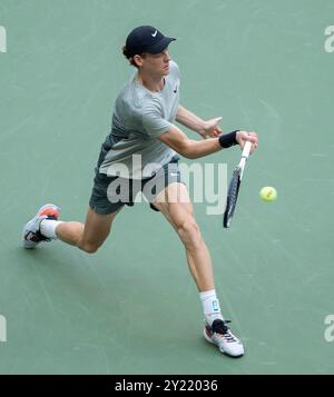 Rinçage, Queens, NY, États-Unis. 8 septembre 2024. Jannik Sinner (ITA) a battu Taylor Fritz (États-Unis) 6-3, 6-4, 7-5, à l'US Open qui s'est déroulé au Billie Jean King National Tennis Center à Flushing, Queens, NY. © Grace Schultz/CSM/Alamy Live News Banque D'Images