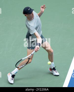 Rinçage, Queens, NY, États-Unis. 8 septembre 2024. Jannik Sinner (ITA) a battu Taylor Fritz (États-Unis) 6-3, 6-4, 7-5, à l'US Open qui s'est déroulé au Billie Jean King National Tennis Center à Flushing, Queens, NY. © Grace Schultz/CSM/Alamy Live News Banque D'Images