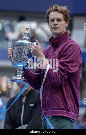 Rinçage, Queens, NY, États-Unis. 8 septembre 2024. Jannik Sinner (ITA) a battu Taylor Fritz (États-Unis) 6-3, 6-4, 7-5, à l'US Open qui s'est déroulé au Billie Jean King National Tennis Center à Flushing, Queens, NY. © Grace Schultz/CSM/Alamy Live News Banque D'Images