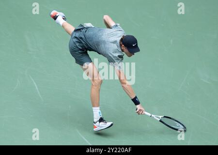 Rinçage, Queens, NY, États-Unis. 8 septembre 2024. Jannik Sinner (ITA) a battu Taylor Fritz (États-Unis) 6-3, 6-4, 7-5, à l'US Open qui s'est déroulé au Billie Jean King National Tennis Center à Flushing, Queens, NY. © Grace Schultz/CSM/Alamy Live News Banque D'Images