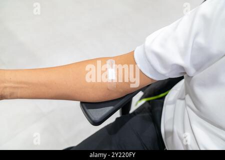 L'homme de main tire du sang pour tester sa santé par le médecin à l'hôpital. Banque D'Images