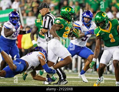 Autzen Stadium, Eugene, OREGON, États-Unis. 7 septembre 2024. Les Ducks de l'Oregon repoussent Jordan James (20 ans) au match de football de la NCAA entre les Boise State Broncos et les Ducks de l'université de l'Oregon au stade Autzen, Eugene, OREGON. Larry C. Lawson/CSM/Alamy Live News Banque D'Images