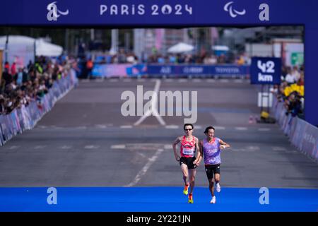 Paris, France. 8 septembre 2024. Shinya Wada (JPN) Athlétisme : Marathon masculin T12 aux Invalides pendant les Jeux paralympiques de Paris 2024 à Paris, France . Crédit : SportsPressJP/AFLO/Alamy Live News Banque D'Images