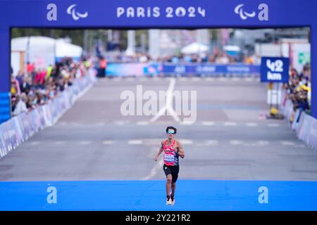 Paris, France. 8 septembre 2024. Yutaka Kumagai (JPN) Athlétisme : Marathon masculin T12 aux Invalides pendant les Jeux Paralympiques de Paris 2024 à Paris, France . Crédit : SportsPressJP/AFLO/Alamy Live News Banque D'Images