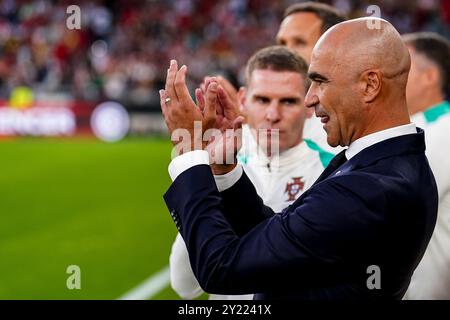 LISBONNE, PORTUGAL - 8 SEPTEMBRE : L'entraîneur-chef du Portugal Roberto Martinez applaudit lors du match de l'UEFA Nations League 2024/25 League A Group A1 entre le Portugal et l'Écosse à l'Estadio do SL Benfica le 8 septembre 2024 à Lisbonne, Portugal. (Photo de René Nijhuis) crédit : René Nijhuis/Alamy Live News Banque D'Images
