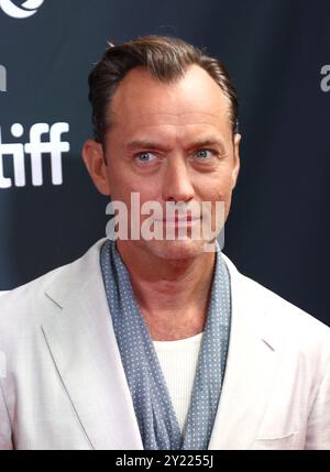 Toronto, Canada. 07 septembre 2024. Jude Law arrive à la première « Eden » lors du Festival international du film de Toronto 2024 qui se tient au Roy Thomson Hall le 7 septembre 2024 à Toronto, Canada © JPA/AFF-USA.com crédit : AFF/Alamy Live News Banque D'Images