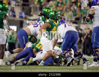 Autzen Stadium, Eugene, OREGON, États-Unis. 7 septembre 2024. Teitum Tuioti (44), linebacker des Ducks de l'Oregon, célèbre un tacle lors du match de football NCAA entre les Broncos de l'État de Boise et les Ducks de l'université de l'Oregon au stade Autzen, Eugene, OREGON. Larry C. Lawson/CSM/Alamy Live News Banque D'Images