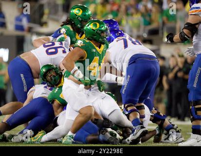 Autzen Stadium, Eugene, OREGON, États-Unis. 7 septembre 2024. Teitum Tuioti (44), linebacker des Ducks de l'Oregon, célèbre un tacle lors du match de football NCAA entre les Broncos de l'État de Boise et les Ducks de l'université de l'Oregon au stade Autzen, Eugene, OREGON. Larry C. Lawson/CSM/Alamy Live News Banque D'Images