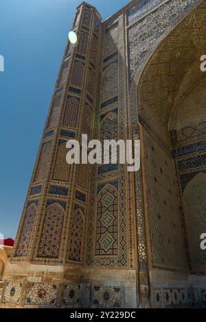 20 JUIN 2023, SAMARCANDE, OUZBÉKISTAN : mosaïque de la mosquée Bibi-Khanym, Samarcande, Ouzbékistan image rapprochée Banque D'Images