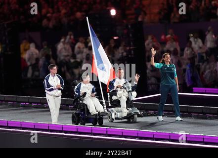 Paris, France. 8 septembre 2024. Les porte-drapeaux de la France Aurelie Aubert (2ème l) et Tanguy de la Forest (2ème R) arrivent pour la cérémonie de clôture des Jeux Paralympiques de Paris 2024 à Paris, France, le 8 septembre 2024. Crédit : Zhang Cheng/Xinhua/Alamy Live News Banque D'Images