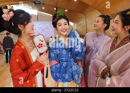 Londres, Royaume-Uni. 9 septembre 2024. Les amateurs de Hanfu assistent à un événement d'exposition de Hanfu organisé pour célébrer le prochain Festival de la mi-automne à Londres, Grande-Bretagne, le 8 septembre 2024. Crédit : Xinhua/Alamy Live News Banque D'Images