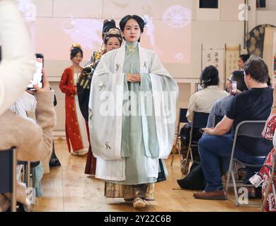 Londres, Royaume-Uni. 9 septembre 2024. Les amateurs de Hanfu assistent à un événement d'exposition de Hanfu organisé pour célébrer le prochain Festival de la mi-automne à Londres, Grande-Bretagne, le 8 septembre 2024. Crédit : Xinhua/Alamy Live News Banque D'Images