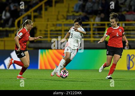 Bogota, Colombie. 08 septembre 2024. Estadio Metropolitano de Techo Sarah Gutmann et Isabell Schneiderbauer, d'Autriche, concourent pour le ballon avec Maya Hijikata, du Japon, lors du match entre l'Autriche et le Japon, pour le 3ème tour du groupe E de la Coupe du monde féminine U-20 de la FIFA, Colombie 2024, à l'Estadio Metropolitano de Techo, ce dimanche 08. 30761 (Julian Medina/SPP) crédit : SPP Sport Press photo. /Alamy Live News Banque D'Images