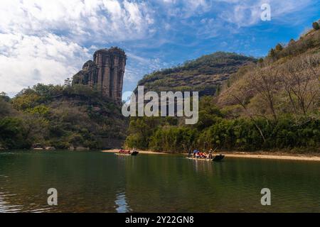 2 FÉVRIER 2022, FUJIAN, CHINE : Wuyishan Yufu Peak, Fujian, Chine. Image verticale avec espace de copie pour le texte, ciel bleu. Gros plan sur la montagne Danxia Banque D'Images