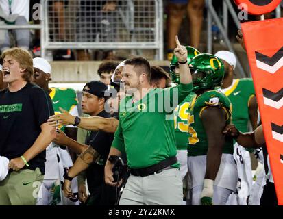 Autzen Stadium, Eugene, OREGON, États-Unis. 7 septembre 2024. Dan Lanning, entraîneur-chef des Ducks de l'Oregon, célèbre un touchdown de l'Oregon pendant le match de football de la NCAA entre les Broncos de l'État de Boise et les Ducks de l'université de l'Oregon au stade Autzen, Eugene, OREGON. Larry C. Lawson/CSM/Alamy Live News Banque D'Images