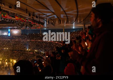 Paris, France. 08 septembre 2024. Spectateurs à la cérémonie de clôture des Jeux Paralympiques de Paris 2024 au stade de France. Crédit : Fabienne Koch/Alamy Live News Banque D'Images