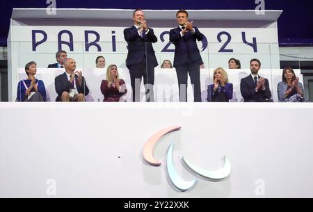 Paris, France. 8 septembre 2024. Le président français Emmanuel Macron (front, R) et le président de l’IPC Andrew Parsons (front, l) assistent à la cérémonie de clôture des Jeux paralympiques de Paris 2024 à Paris, France, le 8 septembre 2024. Crédit : Cai Yang/Xinhua/Alamy Live News Banque D'Images