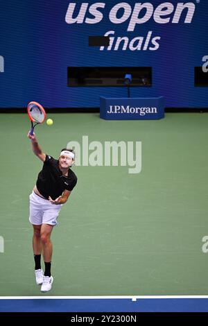 New York, États-Unis. 8 septembre 2024. Taylor Fritz, des États-Unis, sert lors de la finale masculine en simple entre Jannik Sinner, d'Italie, et Taylor Fritz, des États-Unis, aux championnats de tennis de l'US Open 2024 à New York, États-Unis, le 8 septembre 2024. Crédit : Li Rui/Xinhua/Alamy Live News Banque D'Images