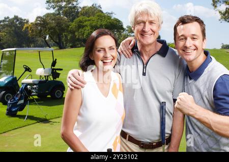 Golf, heureux et portrait de personnes dans la nature pour le jeu, la pratique ou l'entraînement avec compétition. Extérieur, sport et groupe d'athlètes matures avec Banque D'Images