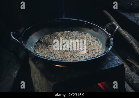 Tempeh ou tempe aliments sains préparés en étant frits ou cuits dans une grande poêle avec de l'huile. Banque D'Images