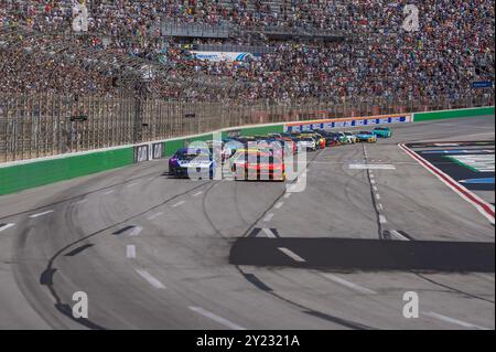 Hampton, Géorgie, États-Unis. 8 septembre 2024. Le drapeau vert tombe sur la NASCAR Cup Series alors qu'ils courent sur le front stretch pour le Quaker State 400 disponible au Walmart à Atlanta Motor Speeway à Hampton, GA. (Crédit image : © Walter G. Arce Sr./ASP via ZUMA Press Wire) USAGE ÉDITORIAL SEULEMENT! Non destiné à UN USAGE commercial ! Crédit : ZUMA Press, Inc/Alamy Live News Banque D'Images