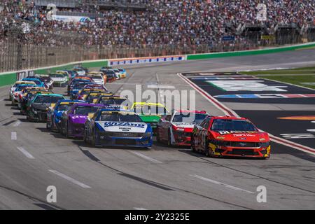 Hampton, Géorgie, États-Unis. 8 septembre 2024. Le drapeau vert tombe sur la NASCAR Cup Series alors qu'ils courent sur le front stretch pour le Quaker State 400 disponible au Walmart à Atlanta Motor Speeway à Hampton, GA. (Crédit image : © Walter G. Arce Sr./ASP via ZUMA Press Wire) USAGE ÉDITORIAL SEULEMENT! Non destiné à UN USAGE commercial ! Crédit : ZUMA Press, Inc/Alamy Live News Banque D'Images